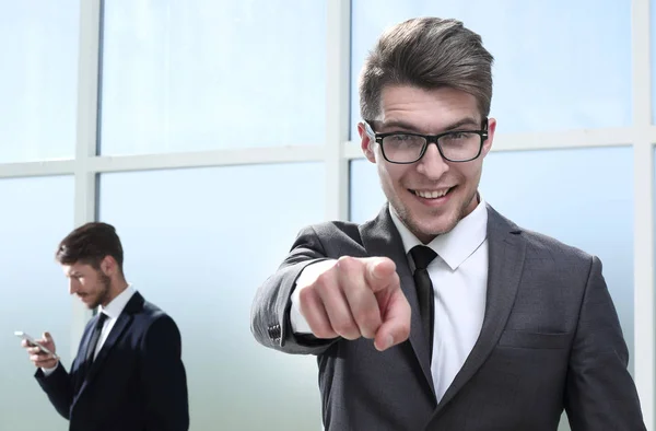 Portret van een jonge ondernemer glimlachen — Stockfoto