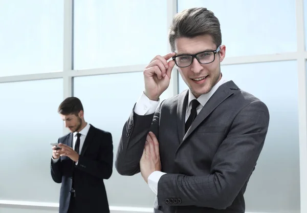 Equipo de negocios feliz en fondo de oficina — Foto de Stock