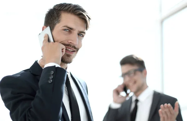 Jovem Empresário conversa com celular — Fotografia de Stock
