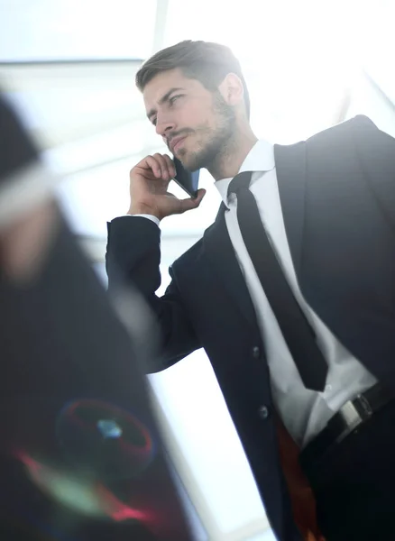Ниже вид бизнесмена в костюме с сотовым телефоном — стоковое фото