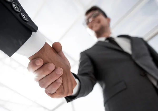 Deal und Händeschütteln bei Geschäftspartnern. — Stockfoto
