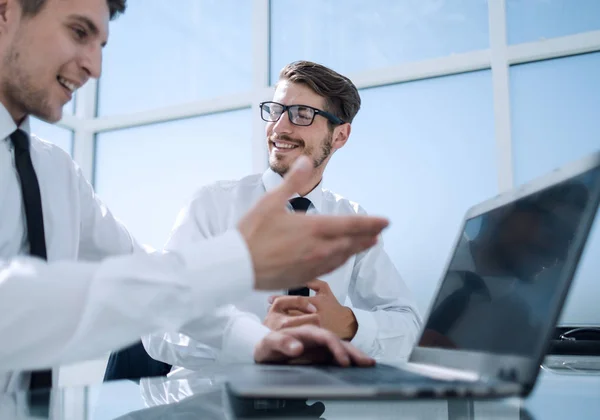 Bokhållaren att göra beräkningen. finans och ekonomi koncept — Stockfoto