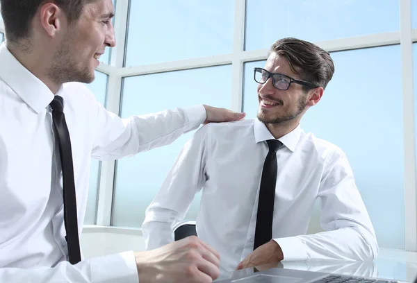 Equipo de negocios discutiendo juntos planes — Foto de Stock