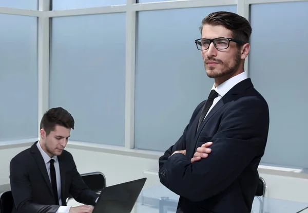 Två allvarliga affärsmän nätverkande i office — Stockfoto