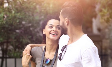 Kentsel sokakta yürüyen genç Çift