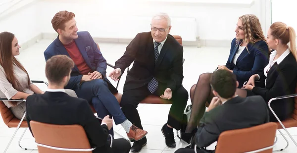 Empresario dirigiendo reunión en la sala de juntas —  Fotos de Stock