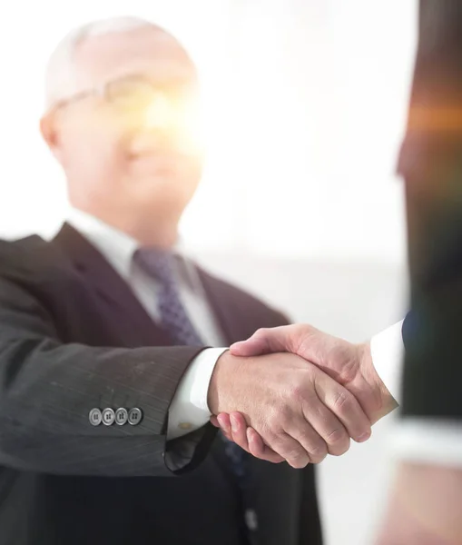 Close-up de um negócio handshake parceiros. a imagem está turva . — Fotografia de Stock