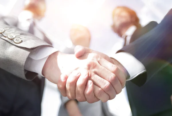 Az előtérben. üzleti partnerek kézfogása — Stock Fotó