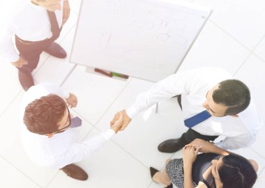 En baştan görüntüleyin. arka plan resmi el sıkışmasının iş ortakları