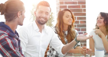 yaratıcı ekibi tartışırken, yakın çekim