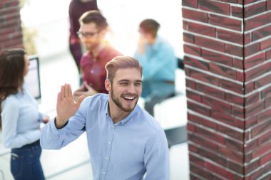 Toplantıda çalışan iş adamlarının resmi.
