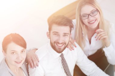 masada oturan ve kameraya bakarak başarılı iş takım.