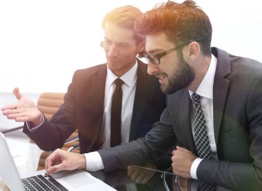 dizüstü bilgisayarda çalışan iki iş adamları.
