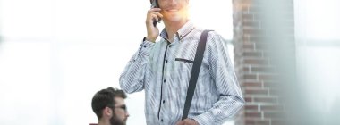 başarılı adam telefonda konuşurken