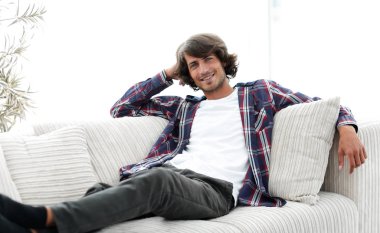 ciddi modern adam kanepede oturan