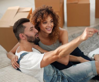 Yeni bir daire içinde mutlu yeni evliler.