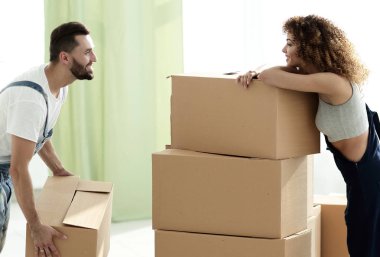 Genç aile yeni bir ev kutuları açma.