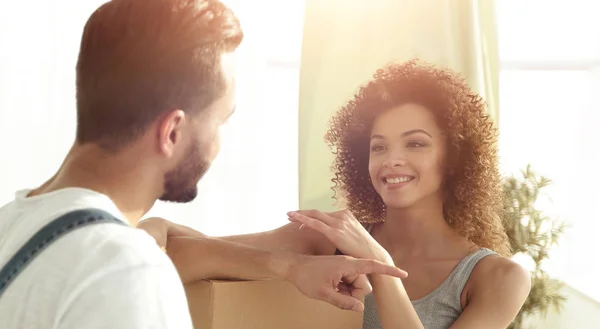 Pareja casada mudándose a un nuevo apartamento — Foto de Stock