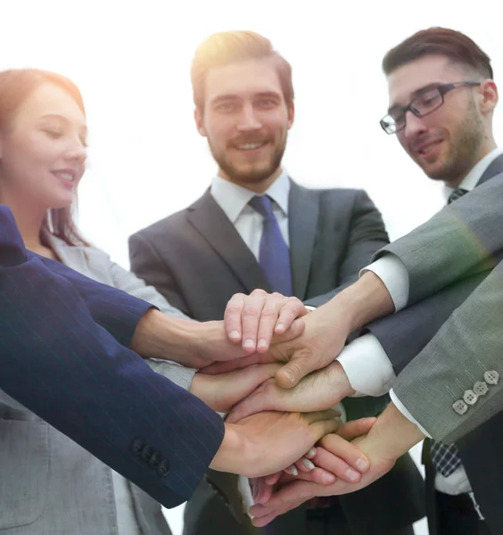 Groep vrienden met handen in stapel, Teamwork — Stockfoto