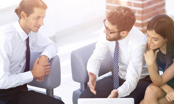 Gerente e equipe de negócios discutindo questões de negócios — Fotografia de Stock