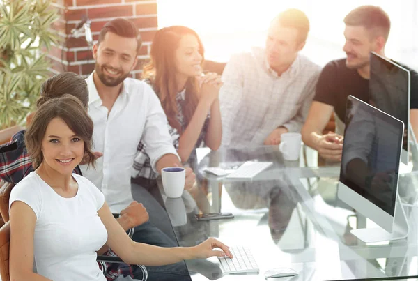 Gruppe junger Mitarbeiter diskutiert Ideen — Stockfoto