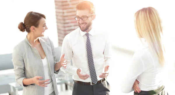 Manager och business team talar på kontoret. — Stockfoto