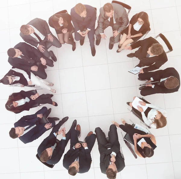Gran grupo de empresarios que se sientan en una reunión de negocios — Foto de Stock