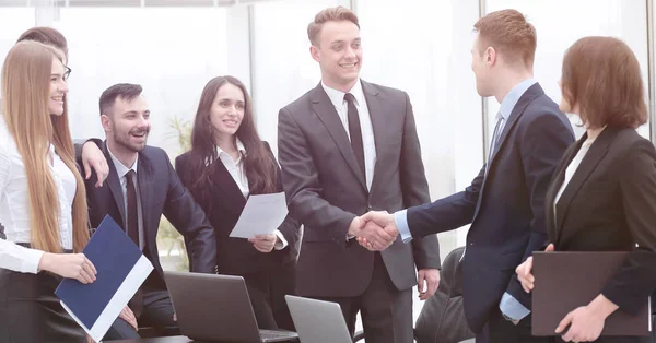 Kézfogás üzleti partnerek egy találkozón az irodában — Stock Fotó