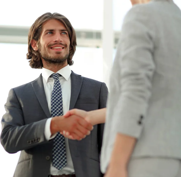 Amistosa gente de negocios sonriente apretón de manos después de agradable tal — Foto de Stock