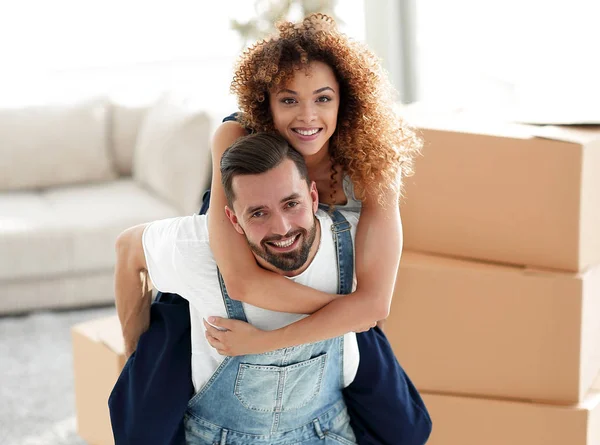 Casal de família feliz abraçando em uma nova casa — Fotografia de Stock