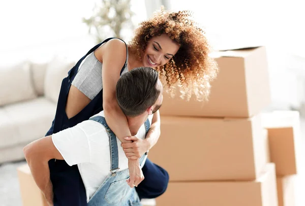 Happy married couple in his new apartment — Stock Photo, Image