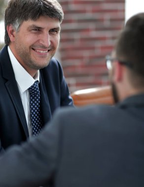 İki işadamları içinde boardroom konuşuyor.