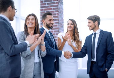 Yeni iş ortakları mutlu iş takım alkışlar