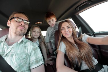 yakın çekim. Çocuklu mutlu ailesi pikniğe gitmek