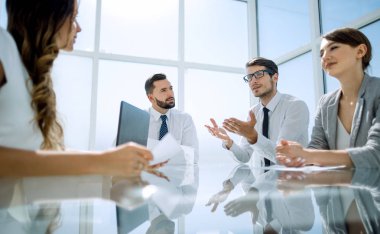 iş takım yeni fikirler tartışıyor