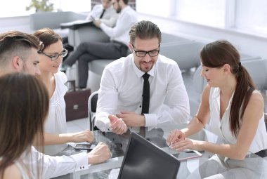 Banka çalışanları bir atölye düzenliyor