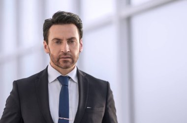 ofis pencere arka plan üzerinde ciddi iş adamı