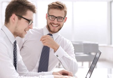 Ofiste bir dizüstü bilgisayar ile çalışma up.employees kapatın