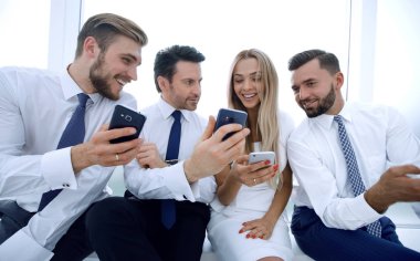 up.business ekibi onların akıllı telefonlar kullanılarak kapatın