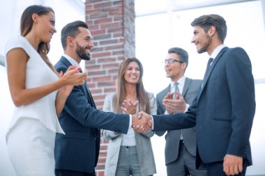 Yeni iş ortakları mutlu iş takım alkışlar