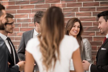 Ofiste konuşmak çalışan up.a grubu kapat