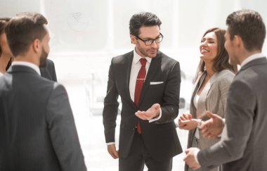 bir daire içinde ayakta konuşmaya çalışan yakın up.a grubu