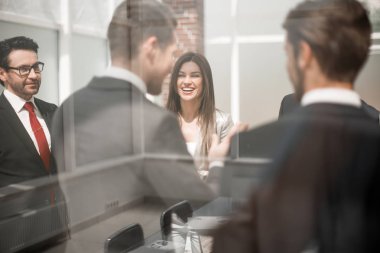 Proje Yöneticisi ile bir şey tartışırken çalışanlar