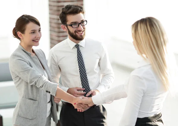 Assistente sênior olha para os parceiros de negócios handshake . — Fotografia de Stock