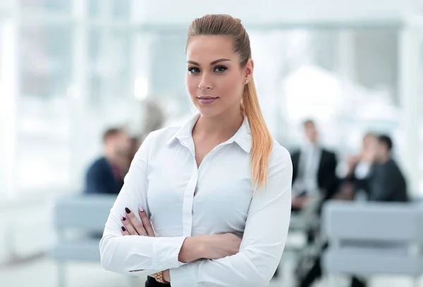 Närbild porträtt av framgångsrik affärskvinna på suddig bakgrund office — Stockfoto