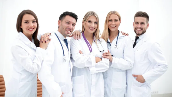 Retrato grupal de un equipo médico profesional — Foto de Stock