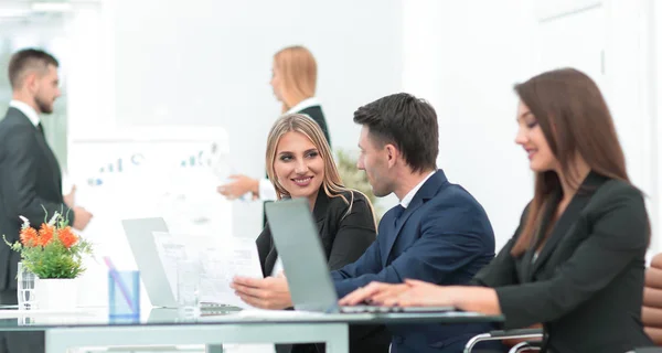 Equipo de negocios discutiendo nueva información, de pie frente a la computadora portátil abierta — Foto de Stock