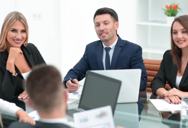 Grupo de empresarios que discuten un nuevo proyecto financiero — Foto de Stock