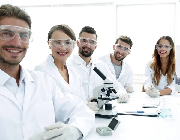 Scienziato maschio e la squadra in laboratorio . — Foto Stock