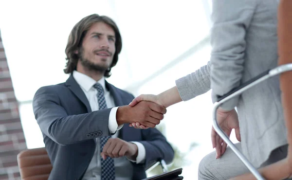 Gli uomini d'affari stringono la mano contro stanza con grande finestra loo — Foto Stock